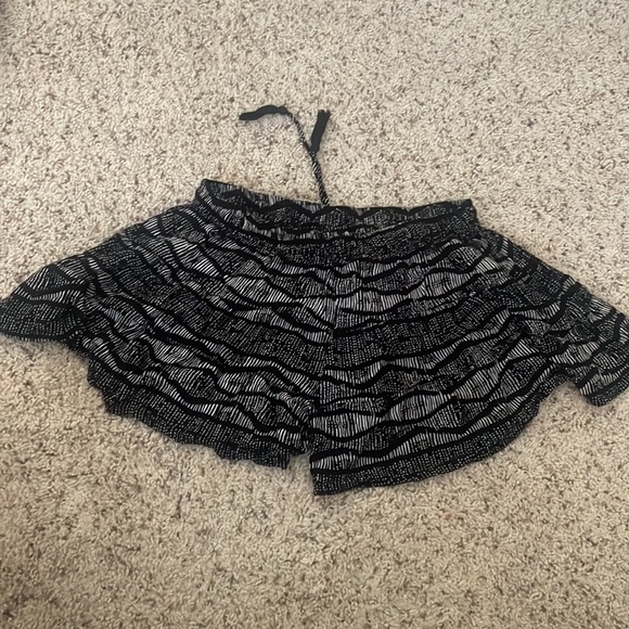 Black and white flowy beach shorts - Picture 2 of 2